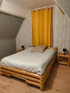 Un pat sau paturi într-o cameră la Chambres chez particuler proche du circuit