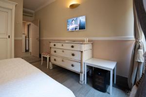 a bedroom with a dresser and a bed and a chair at Bed Bra in Verona