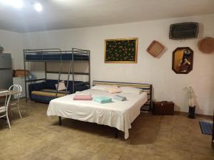 オージモにあるRustic inn Semiterraのベッドルーム1室(ベッド1台、二段ベッド1組付)