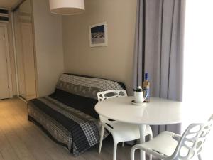 a living room with a table and a couch at Apartament studio Czarna Góra II in Sienna