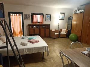 オージモにあるRustic inn Semiterraのベッド、テーブル、椅子が備わる客室です。