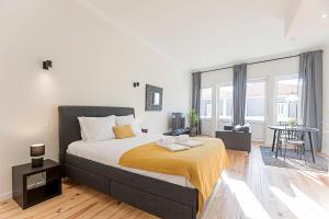 een slaapkamer met een groot bed en een groot raam bij 150 Rivoli Apartments by LovelyStay in Porto