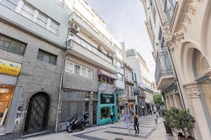 een straat waar mensen over straat lopen bij 150 Rivoli Apartments by LovelyStay in Porto
