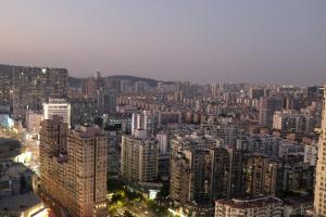 Blick auf eine Stadt mit hohen Gebäuden in der Unterkunft Mian's Creative Space in Xiamen
