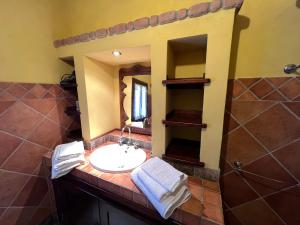 W łazience znajduje się umywalka i lustro. w obiekcie B&B Rita and Family w mieście Loceri