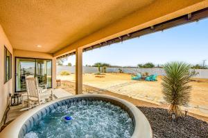 een achtertuin met een hot tub op een patio bij Yucca Dream in Yucca Valley