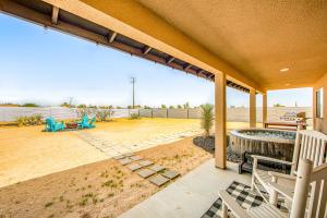 een patio met stoelen en een hot tub in een huis bij Yucca Dream in Yucca Valley