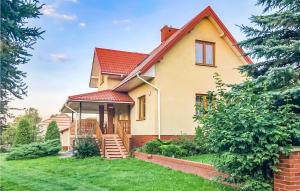uma casa com um gazebo num quintal em 4 Bedroom Amazing Home In Serniki 