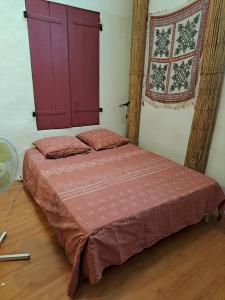 una camera con un letto con una porta rossa di Appartement atypique centre ville Thuir a Thuir