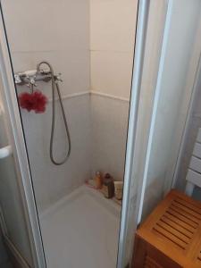 e bagno con doccia, vasca e doccia. di Appartement atypique centre ville Thuir a Thuir