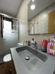 een witte badkamer met een wastafel en een toilet bij Calahondaplaya, provincia de Granada in Calahonda