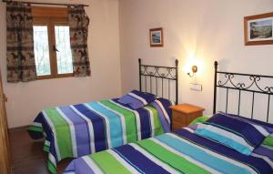 dwa łóżka ustawione obok siebie w sypialni w obiekcie Awesome Home In Montefrio w mieście Cortijo de los Gitanos