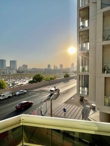 een uitzicht op een stadsstraat vanuit een gebouw bij Robin Hostel Dubai in Dubai