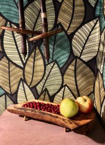 een houten blad met appels op een muur bij Ennu’s hut in Loksa