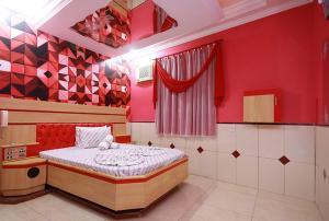 a bedroom with a bed in a room with red walls at Motel Vison (Próximo GRU Aeroporto) in Guarulhos