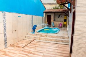 una piscina con grifo en una casa en Casa com Piscina na Praia do Francês, en Marechal Deodoro