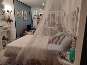 1 dormitorio con 1 cama blanca con dosel en Las Tres Herraduras, en Artazu