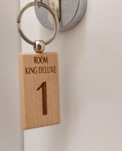 a key chain with a room king failure tag on it at GUEST HOUSE PIANA DEGLI ALBANESI in Piana degli Albanesi