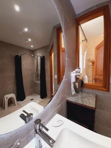uma casa de banho com uma banheira, um lavatório e um chuveiro em Junior Suite Triple PMR Résidentielle avec cuisine au Manoir de Mathan à Crépon 5mn d'Arromanches et 10 mn de Bayeux em Crépon
