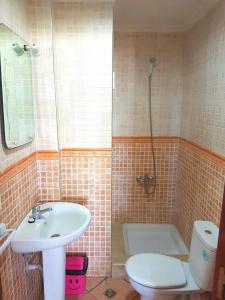 een badkamer met een wastafel, een toilet en een douche bij Residence Las palmas in M'diq