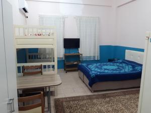 ein Schlafzimmer mit einem Etagenbett und einem Schreibtisch in der Unterkunft mai AK pansiyon in Çınarcık
