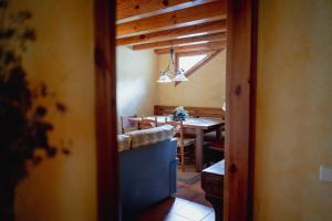 cocina y comedor con mesa de comedor en El Xalet de la Vall de Cardós, en Lladrós