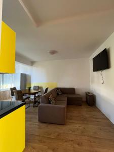 Televízia a/alebo spoločenská miestnosť v ubytovaní Apartman Kata