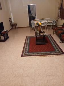 ein Wohnzimmer mit einem Tisch und einem Sofa in der Unterkunft Inviting 2-Bed House in Fair Prospect in Port Antonio