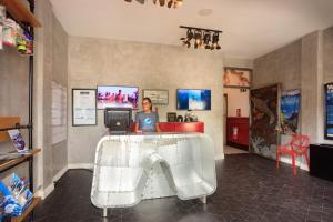 TV a/nebo společenská místnost v ubytování Divers Paradise Boutique Hotel
