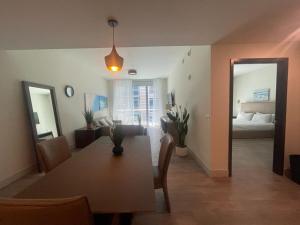 un soggiorno con tavolo da pranzo e una camera da letto di COSTA HOLLYWOOD Steps to Beach a Hollywood Altre 94 foto