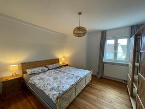 ein Schlafzimmer mit einem Bett, zwei Lampen und einem Fenster in der Unterkunft Das "Sommerhaus" in Bingen am Rhein in Bingen am Rhein