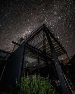 una casa bajo un cielo estrellado con la Vía Láctea en Reset Elqui, en Alcoguaz