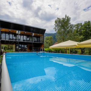 una piscina frente a un edificio en VILA SMARAGD en Zvornik