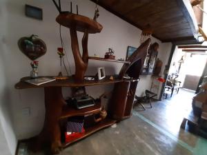 a room with a desk with a computer on it at CASA DE RETALHOS Boutique Albergue, casaril histórico, com 5 suítes individuais e cozinha coletiva, no coração da vila de Igatu-Ba, que preserva fortes traços culturais da época do garimpo, venha viver uma experiência única! in Igatu +17 photos