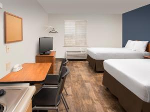 um quarto com 2 camas e uma secretária com um computador em Extended Stay America Select Suites - Las Cruces em Las Cruces