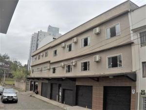 a building with a car parked in front of it at Residenz100 in Blumenau