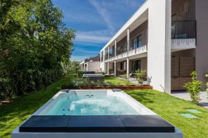 una piscina en el patio de una casa en SHILOH Private Luxury Apartments, en Costermano