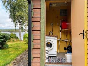 una casa con una lavadora en un lado en 4 person holiday home in STORFORS, en Storfors