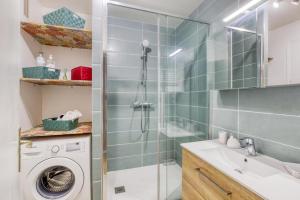 y baño con lavadora y ducha. en Super appartement avec vue sur la Tour Eiffel, en Le Kremlin-Bicêtre