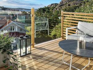 een houten terras met een tafel op een balkon bij 8 person holiday home in ELL S in Ellös
