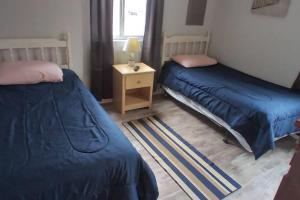 1 dormitorio con 2 camas y mesa con lámpara en 2 Bedroom Condo in Rehoboth Beach w/ New Bed en Rehoboth Beach
