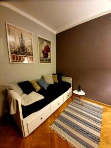 sypialnia z łóżkiem i dywanem w obiekcie Vistula studio w Warszawie
