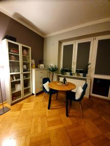 uma sala de estar com uma mesa e cadeiras em Vistula studio em Varósvia