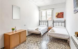 1 dormitorio con 2 camas y vestidor en Pet Friendly Apartment In Camarena De La Sierra With Wifi en Camarena de la Sierra