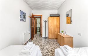 Habitación con 2 camas y armario de madera. en Pet Friendly Apartment In Camarena De La Sierra With Wifi en Camarena de la Sierra