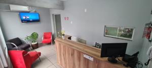 una sala d’attesa con acinista yasteryasteryasteryasteryasteryasteryasteryasteryasteryasteryasteryasteryasteryasteryasteryasteryasteryasteryasteryasteryasteryasteryasteryasteryasteryasteryasteryasteryasteryasteryasteryasterstersteryasterstersteryastersterstersteryasterstersteryastersteryasteryasterstersterstersterstersteryasterstersteryastersteryasteryasterstersterstersterstersterstersteryaster di Hotel Pousadas Club a Sorocaba