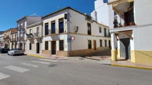 uma rua da cidade com edifícios e um carro estacionado na rua em Apartamentos Los Descalzos Ángel With Private Terrace Free Parking em Ronda