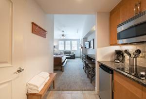 Η κουζίνα ή μικρή κουζίνα στο Premium Unit 3620 - Studio - Fraser Crossing Founders Pointe condo