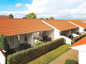 una imagen de una casa con techo naranja en 4 person holiday home in r sk bing, en Ærøskøbing