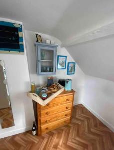 Zimmer mit Holzkommode im Dachgeschoss in der Unterkunft La petite Marcotte in Étretat